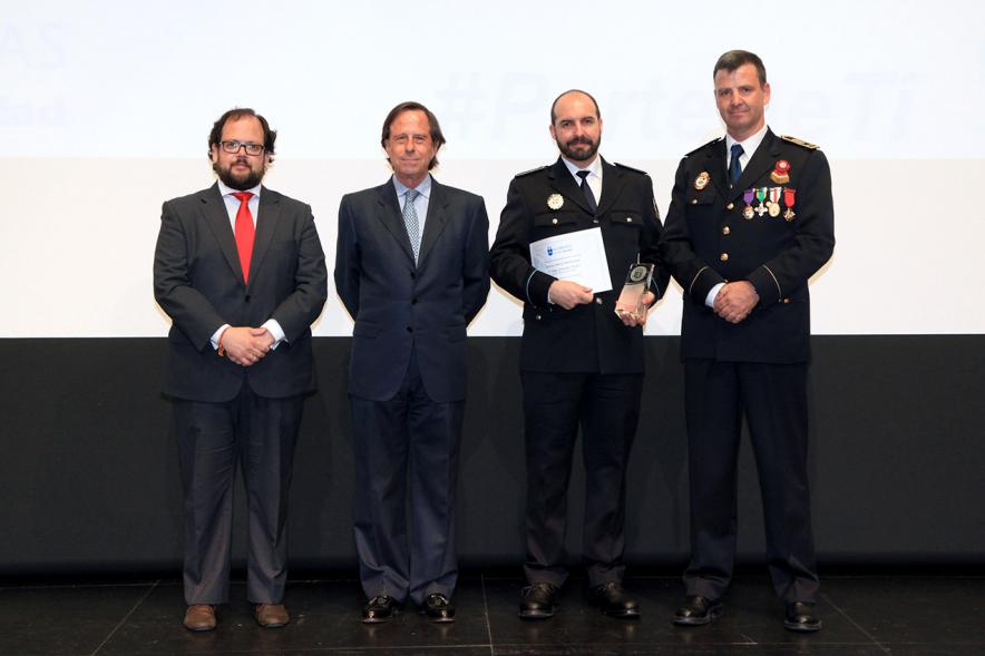 Festividad de San Juan de la Policía Local - El alcalde García de Vinuesa y otras autoridades en el escenario con un galardonado.