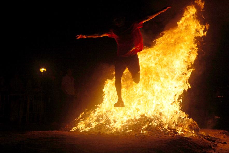 Noche de San Juan 2016 - Persona saltando la hoguera de San Juan.