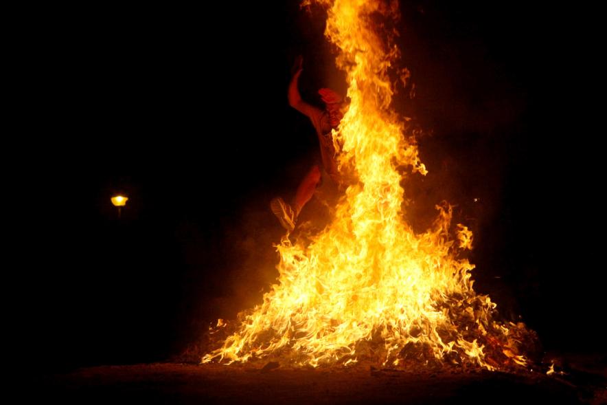 Noche de San Juan 2016 - Persona saltando la hoguera de San Juan.