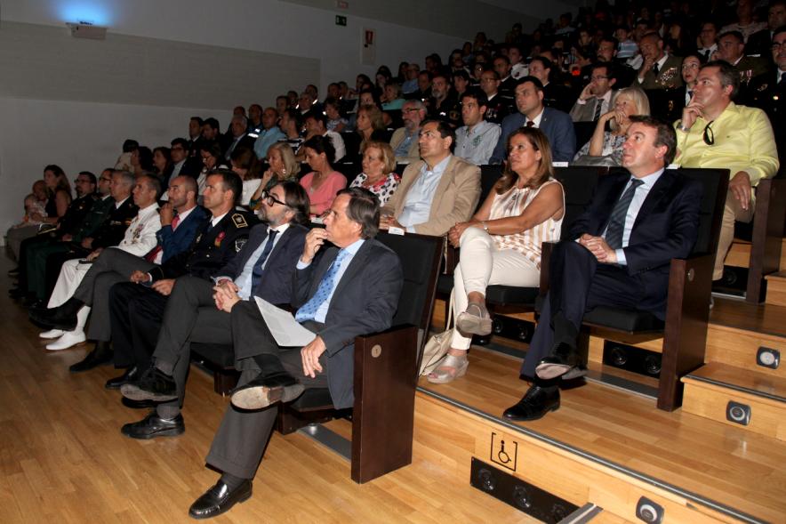 Celebración de San Juan Día de la Policía - La fila de las autoridades.