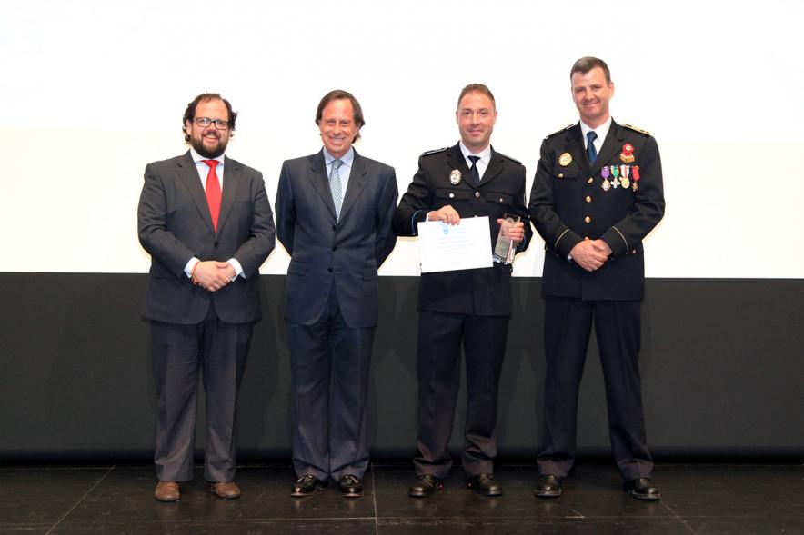 Festividad de San Juan de la Policía Local - El alcalde García de Vinuesa y otras autoridades en el escenario con un galardonado.