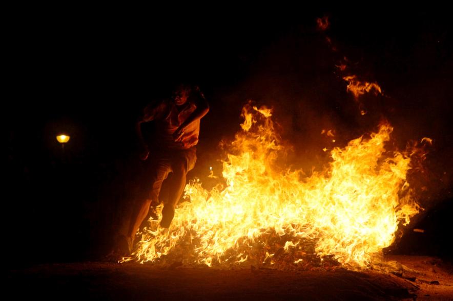 Noche de San Juan 2016 - Persona saltando la hoguera de San Juan.