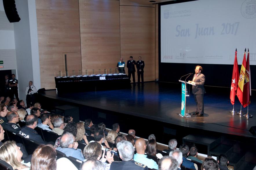 Celebración de San Juan Día de la Policía -  Panorámica del escenario  y el público.