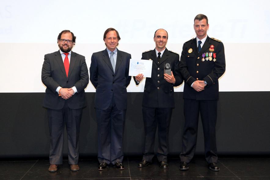 Festividad de San Juan de la Policía Local - El alcalde García de Vinuesa y otras autoridades en el escenario con un galardonado.