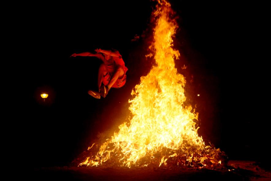 Noche de San Juan 2016 - Persona saltando la hoguera de San Juan.