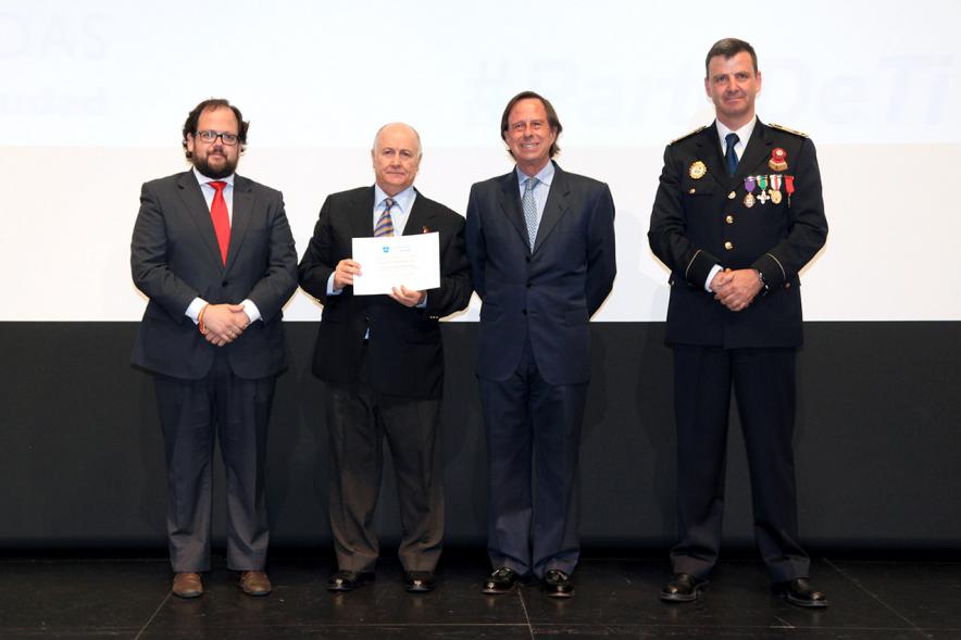Festividad de San Juan de la Policía Local - El alcalde García de Vinuesa y otras autoridades en el escenario con un galardonado.