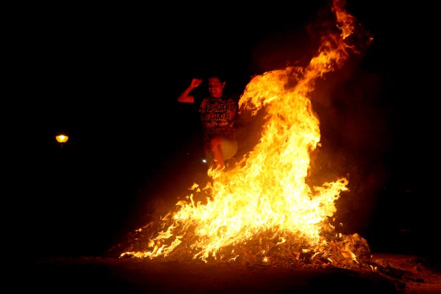 Noche de San Juan 2016 - Persona saltando la hoguera de San Juan.