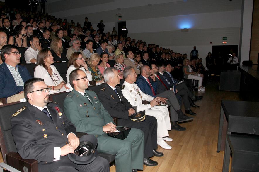 Celebración de San Juan Día de la Policía - Fila de mandos militares.