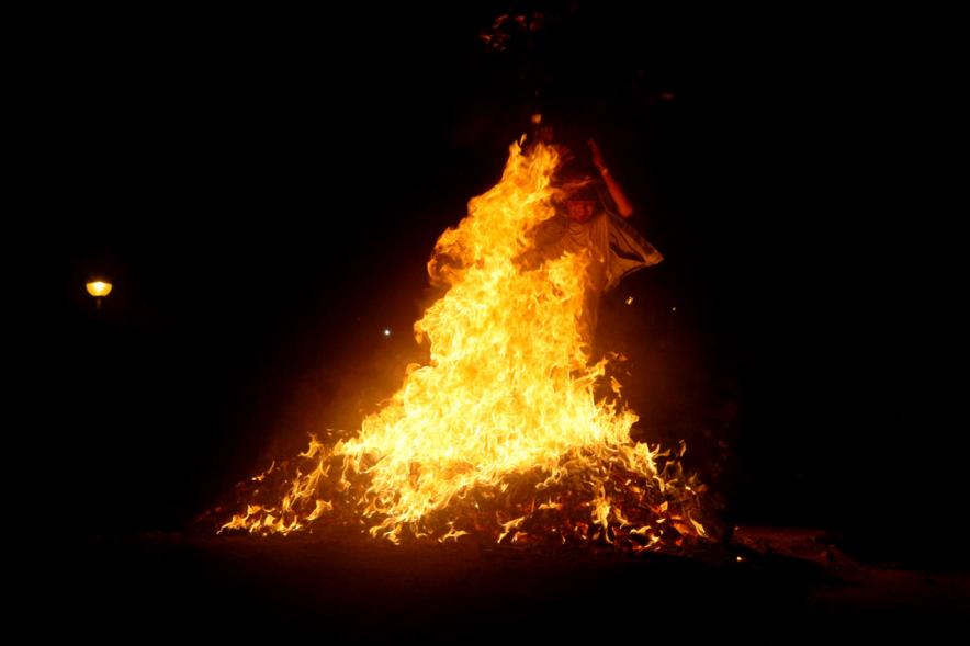 Noche de San Juan 2016 - Persona saltando la hoguera de San Juan.
