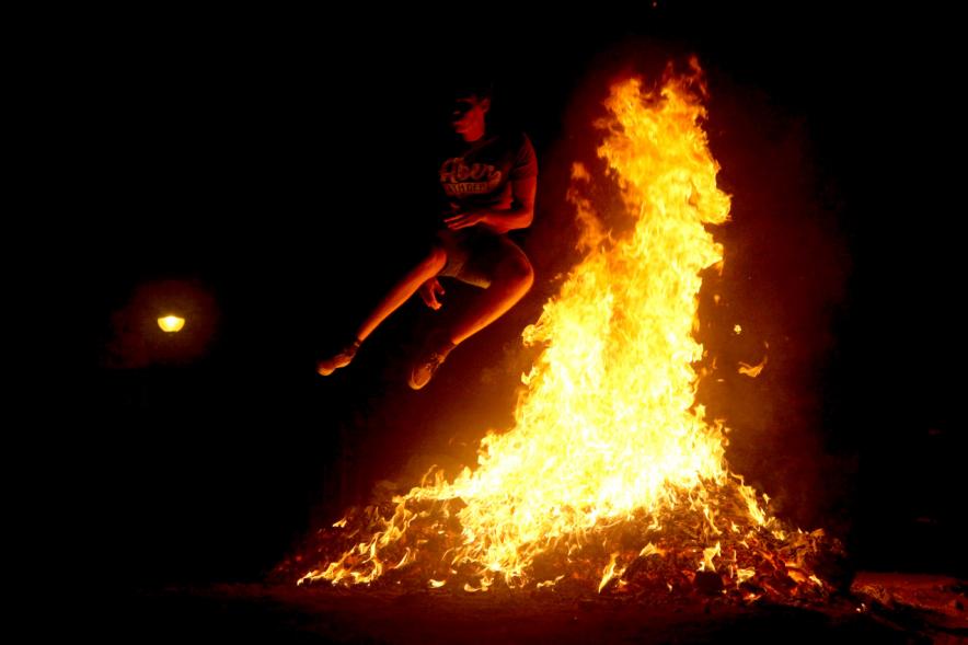 Noche de San Juan 2016 - Persona saltando la hoguera de San Juan.