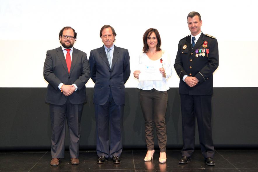 Festividad de San Juan de la Policía Local - El alcalde García de Vinuesa y otras autoridades en el escenario con una galardonada.