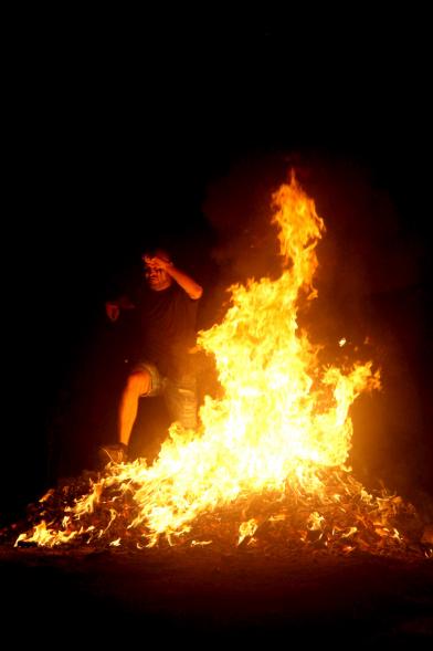 Noche de San Juan 2016 - Persona saltando la hoguera de San Juan.