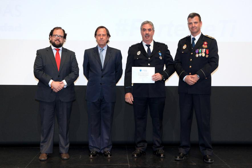 Festividad de San Juan de la Policía Local - El alcalde García de Vinuesa y otras autoridades en el escenario con un galardonado.