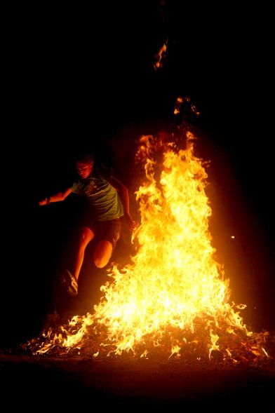 Noche de San Juan 2016 - Persona saltando la hoguera de San Juan.