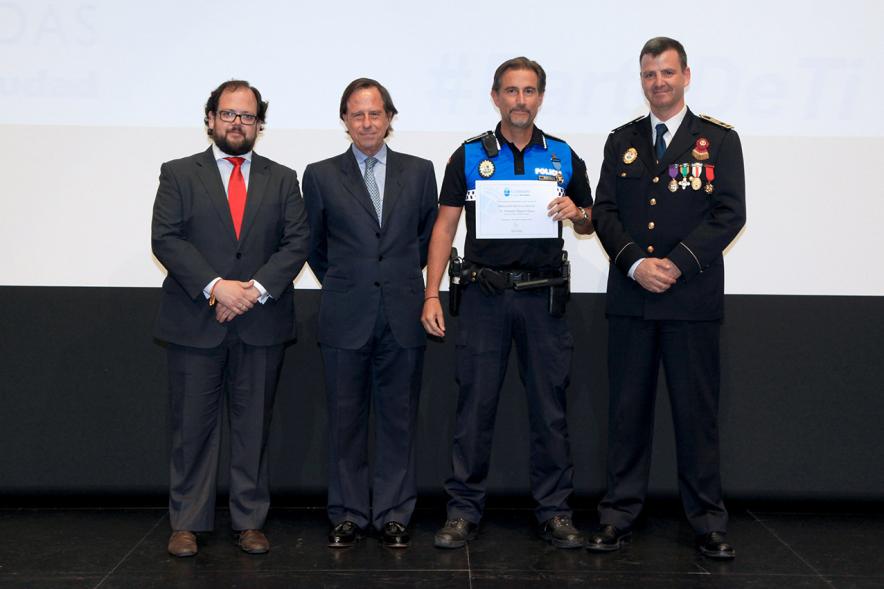 Festividad de San Juan de la Policía Local - El alcalde García de Vinuesa y otras autoridades en el escenario con un galardonado.