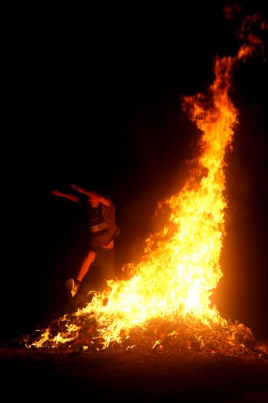Noche de San Juan 2016 - Persona saltando la hoguera de San Juan.
