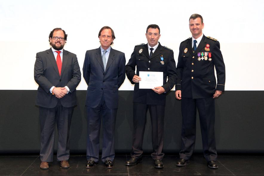 Festividad de San Juan de la Policía Local - El alcalde García de Vinuesa y otras autoridades en el escenario con un galardonado.