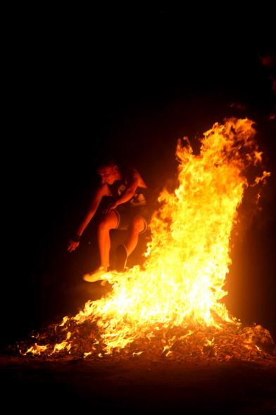 Noche de San Juan 2016 - Persona saltando la hoguera de San Juan.