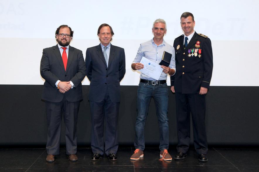 Festividad de San Juan de la Policía Local - El alcalde García de Vinuesa y otras autoridades en el escenario con un galardonado.