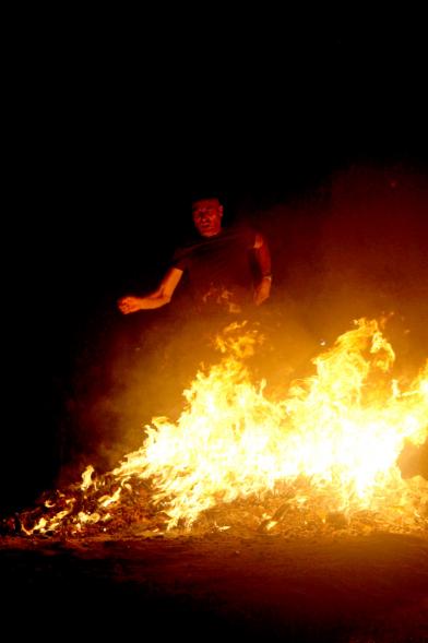 Noche de San Juan 2016 - Persona saltando la hoguera de San Juan.
