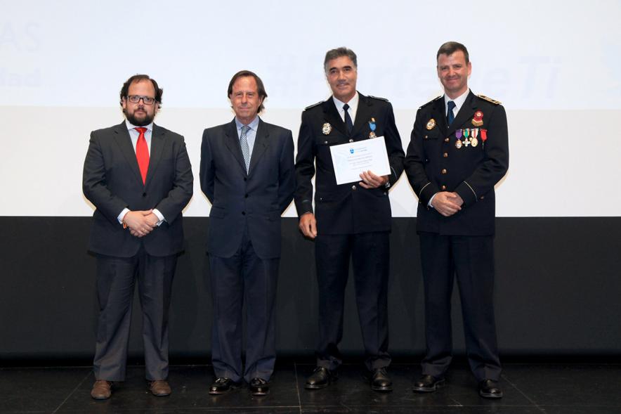 Festividad de San Juan de la Policía Local - El alcalde García de Vinuesa y otras autoridades en el escenario con un galardonado.