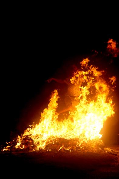Noche de San Juan 2016 - Persona saltando la hoguera de San Juan.