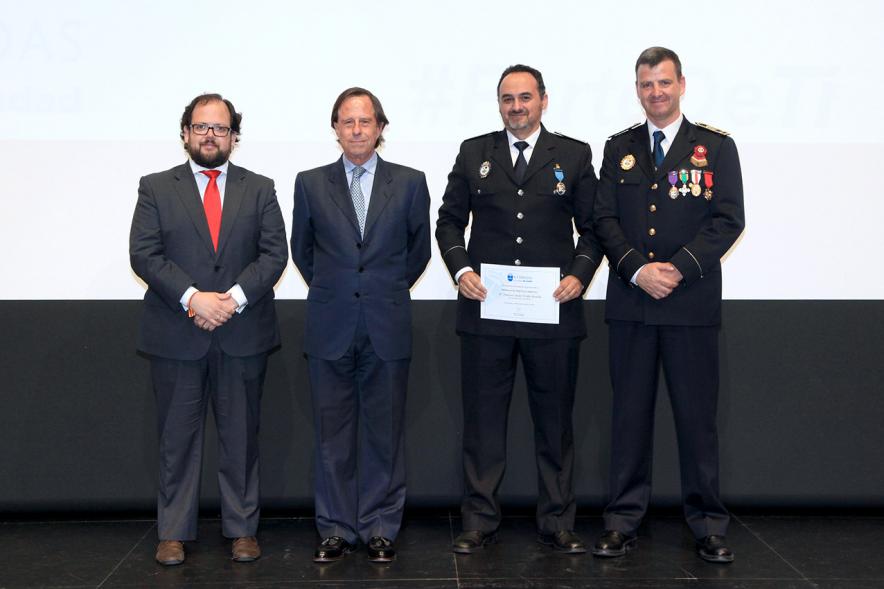 Festividad de San Juan de la Policía Local - El alcalde García de Vinuesa y otras autoridades en el escenario con un galardonado.