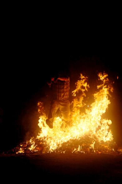 Noche de San Juan 2016 - Persona saltando la hoguera de San Juan.