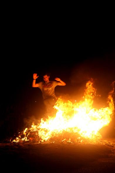 Noche de San Juan 2016 - Persona saltando la hoguera de San Juan.
