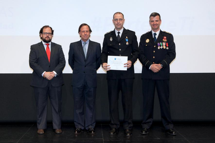Festividad de San Juan de la Policía Local - El alcalde García de Vinuesa y otras autoridades en el escenario con un galardonado.