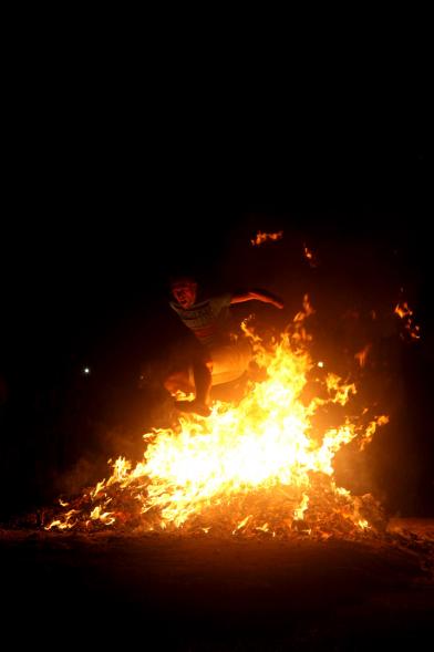 Noche de San Juan 2016 - Persona saltando la hoguera de San Juan.