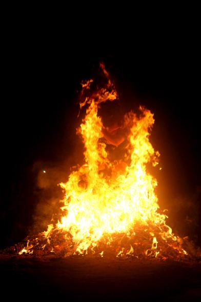 Noche de San Juan 2016 - Persona saltando la hoguera de San Juan.
