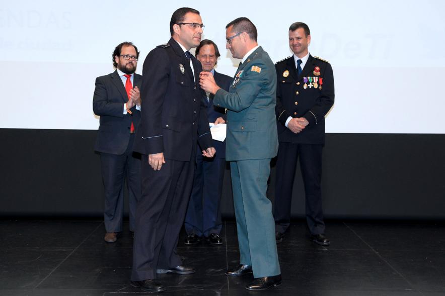 Festividad de San Juan de la Policía Local - Recibiendo una condecoración.