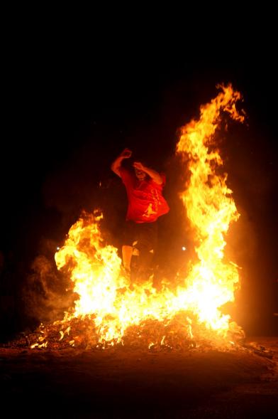 Noche de San Juan 2016 - Persona saltando la hoguera de San Juan.