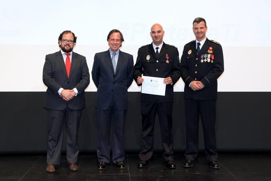 Festividad de San Juan de la Policía Local - El alcalde García de Vinuesa y otras autoridades en el escenario con un galardonado.
