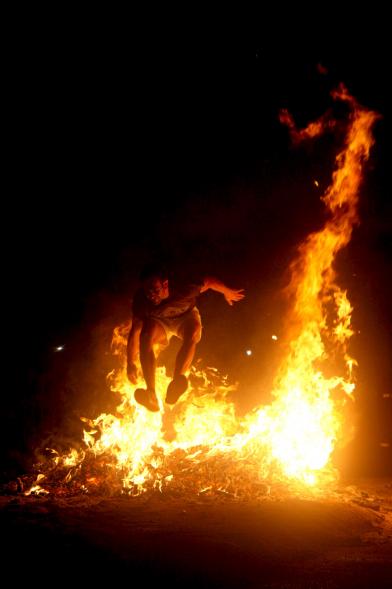 Noche de San Juan 2016 - Persona saltando la hoguera de San Juan.
