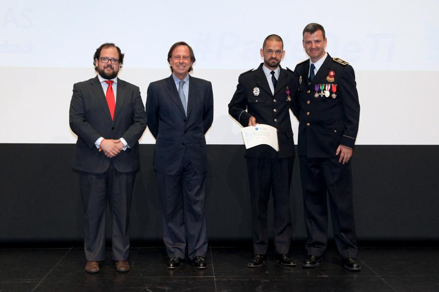 Festividad de San Juan de la Policía Local - El alcalde García de Vinuesa y otras autoridades en el escenario con un galardonado.