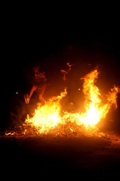 Noche de San Juan 2016 - Persona saltando la hoguera de San Juan.