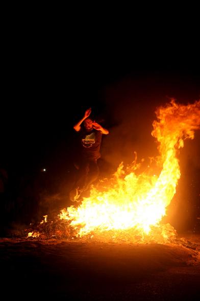 Noche de San Juan 2016 - Persona saltando la hoguera de San Juan.