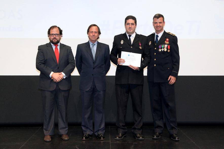 Festividad de San Juan de la Policía Local - El alcalde García de Vinuesa y otras autoridades en el escenario con un galardonado.