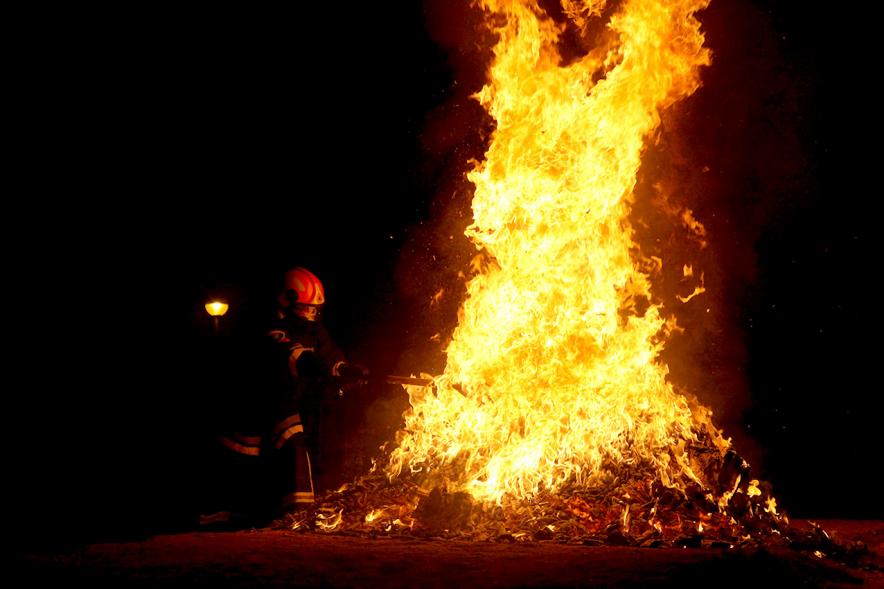 Noche de San Juan 2016 - Persona saltando la hoguera de San Juan.