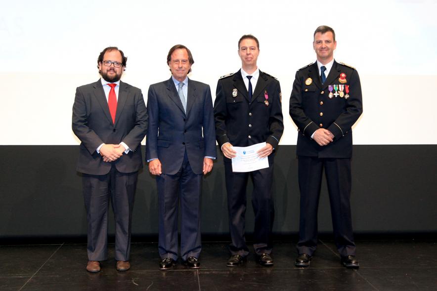 Festividad de San Juan de la Policía Local - El alcalde García de Vinuesa y otras autoridades en el escenario con un galardonado.