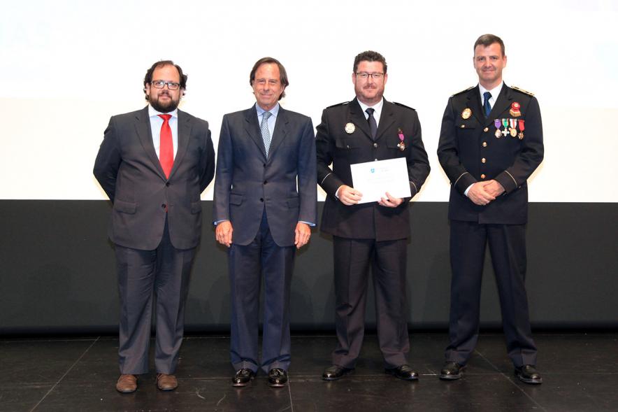Festividad de San Juan de la Policía Local - El alcalde García de Vinuesa y otras autoridades en el escenario con un galardonado.