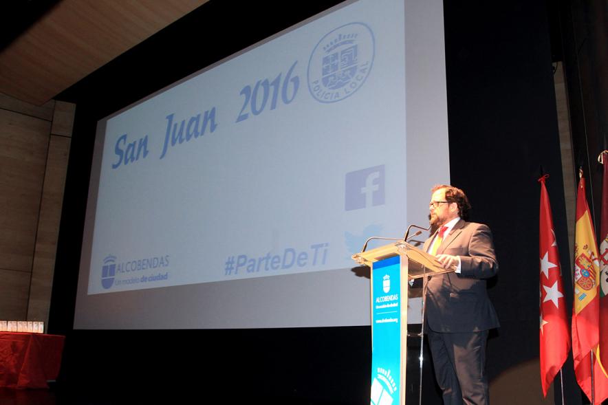 Festividad de San Juan de la Policía Local - Imagen de una persona dando un discurso.