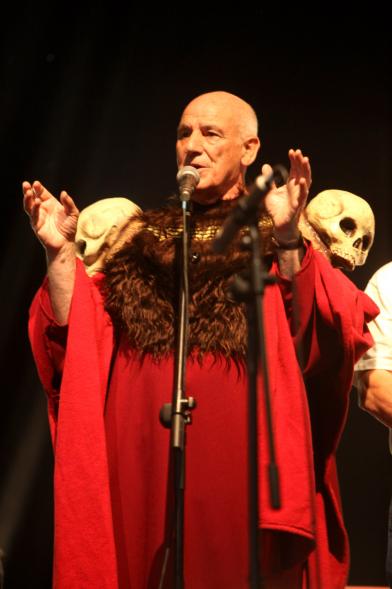 Noche de San Juan 2016 - Imagen persona actuando en el escenario.