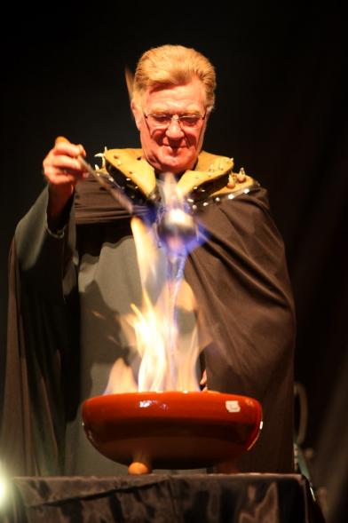 Noche de San Juan 2016 - Imagen persona actuando en el escenario.