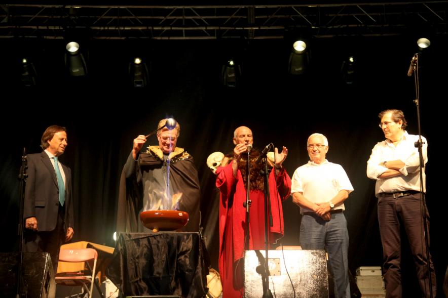 Noche de San Juan 2016 - Imagen del alcalde García de Vinuesa y actores en el escenario.