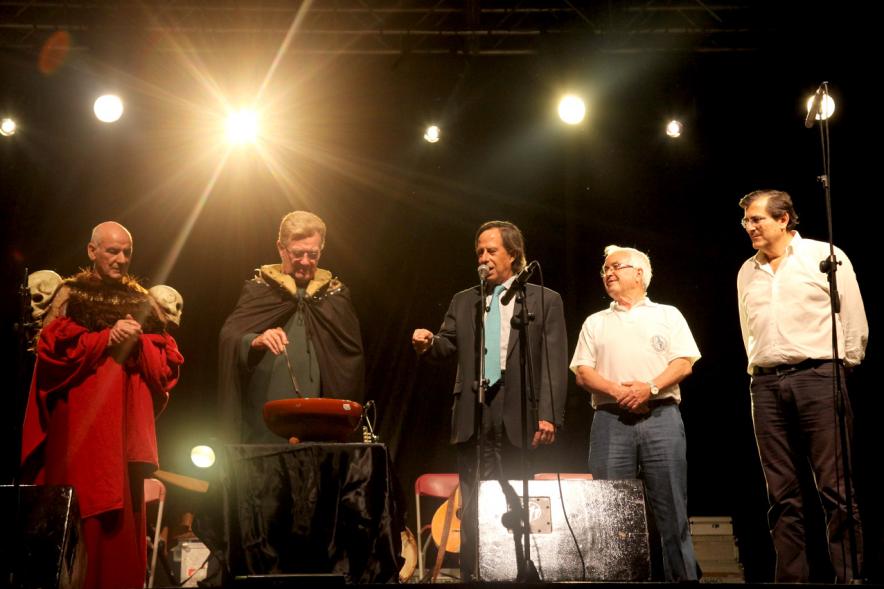 Noche de San Juan 2016 - Imagen del alcalde García de Vinuesa y actores en el escenario.