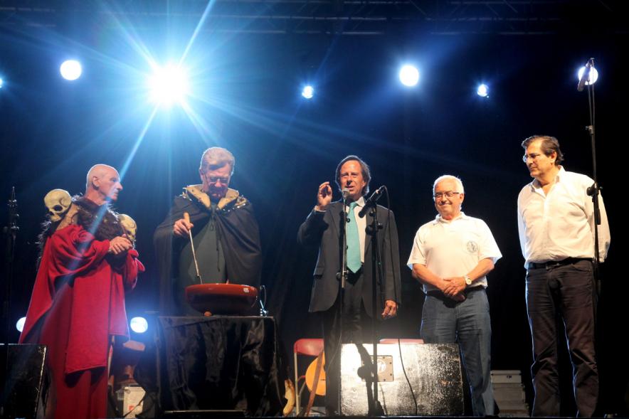 Noche de San Juan 2016 - Imagen del alcalde García de Vinuesa y actores en el escenario.