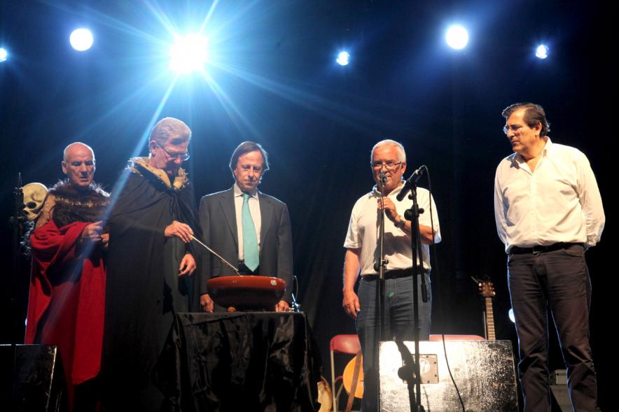 Noche de San Juan 2016 - Imagen del alcalde García de Vinuesa y actores en el escenario.